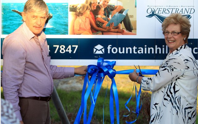 Briand Louw saam met Overstrandse Uitvoerende Burgemeester, raadsdame Nicolette Botha-Guthrie, kort voordat sy die seremoniÃ«le lint vir die opening van Fountainhill geknip het. 